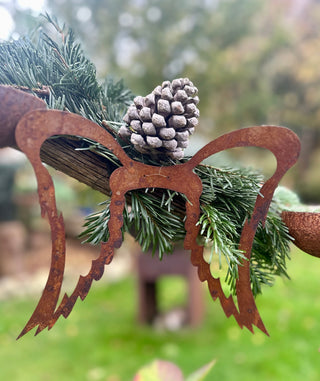 Engelflügel aus Rost als Mittelpunkt eines weihnachtlichen Türkranzes