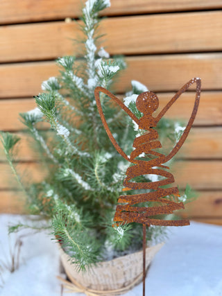 Moderner Engel aus gerostetem Metall als Blumenstecker, ruhiger Grabschmuck für Herbst und Winter