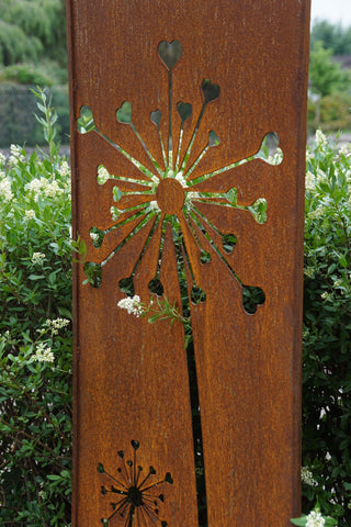 Sichtschutzelement aus Rost mit Pusteblumen-Motiv im Garten