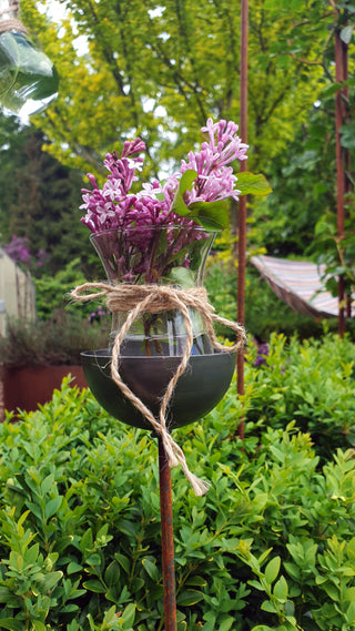 Schälchen mit Kerzenglas / Vase als Gartenstecker