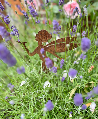 Elfe mit Kusshand als Gartenstecker