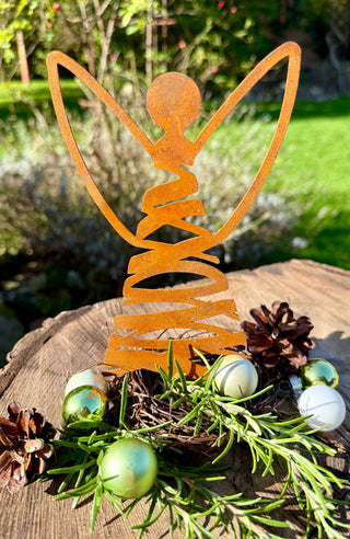 Engel modern zum Einschrauben aus gerostetem Metall mit Tannengrün, Zapfen und Christbaumkugeln