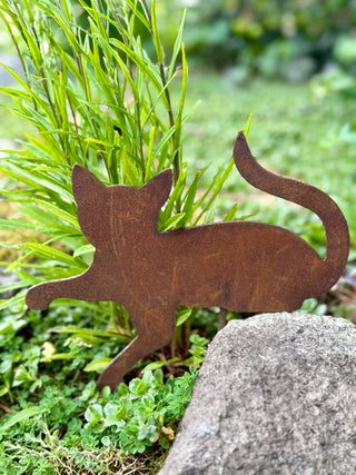 Katze liegend auf Stab, Kantensitzer