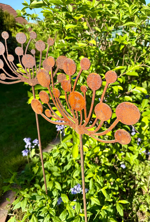 Blüte als Gartenstecker