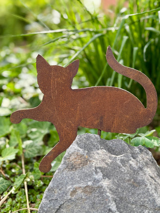 Katze liegend auf Stab, Kantensitzer