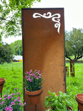 Sichtschutz aus Rostdeko für den Garten