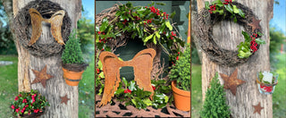Herbst- und Winterdeko aus Rost: Altholzbrett mit Kranz und Engelflügeln, Engelflügel am Ilex-Kranz, Altholzbrett mit Sternen und Kerzenglas